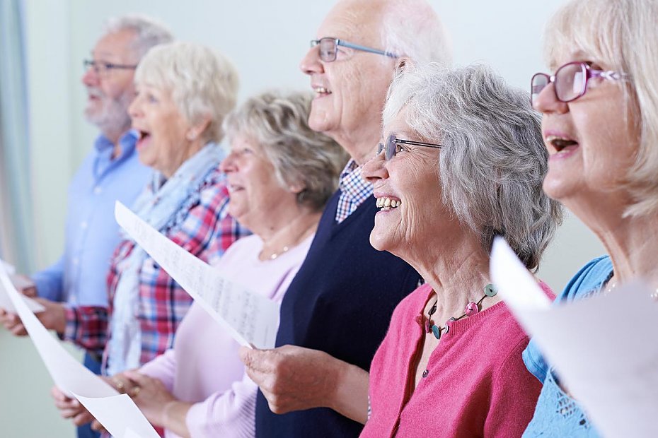 alt='Seniorzy znw rozpiewaj oliborz. Niezwyky festiwal we wrzeniu'