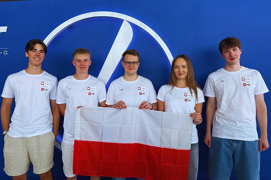 alt='Warszawscy licealici z medalami na Olimpiadzie Ekonomicznej'