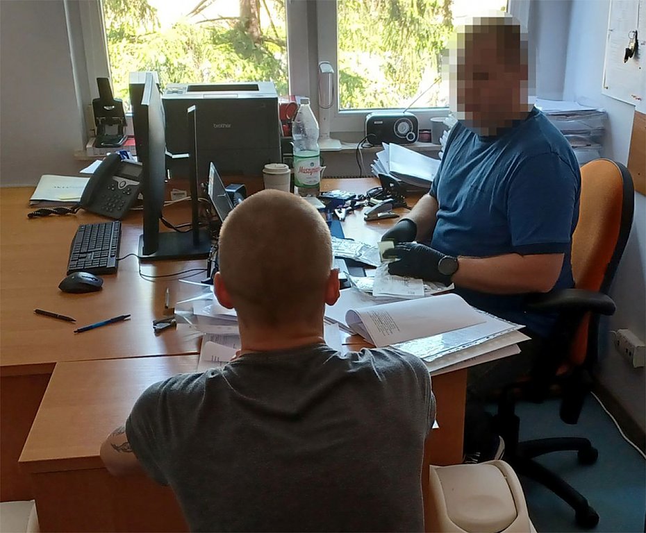 alt='30-latek ukrywa marihuan w szafie. Odwiedzia go policja'