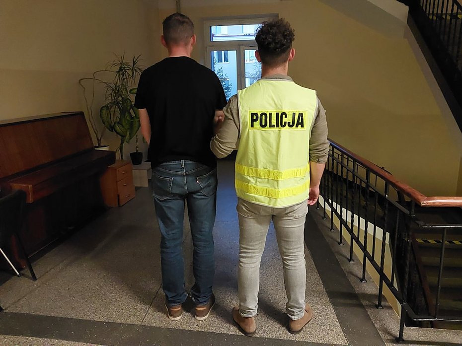alt='Agresywny klient grozi noem ochroniarzowi. Zatrzyma go wiadek'