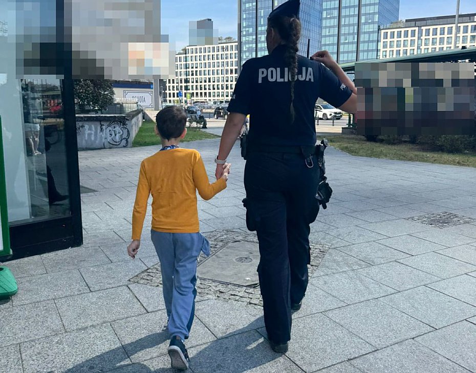 alt='10-latek sam w Alejach Jerozolimskich. Policjanci pomogli mu wrci do domu'