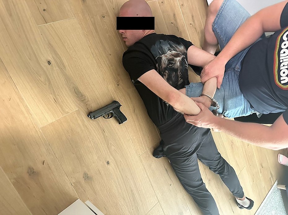 Banda oszustw zatrzymana. Bro i narkotyki w rkach policji
