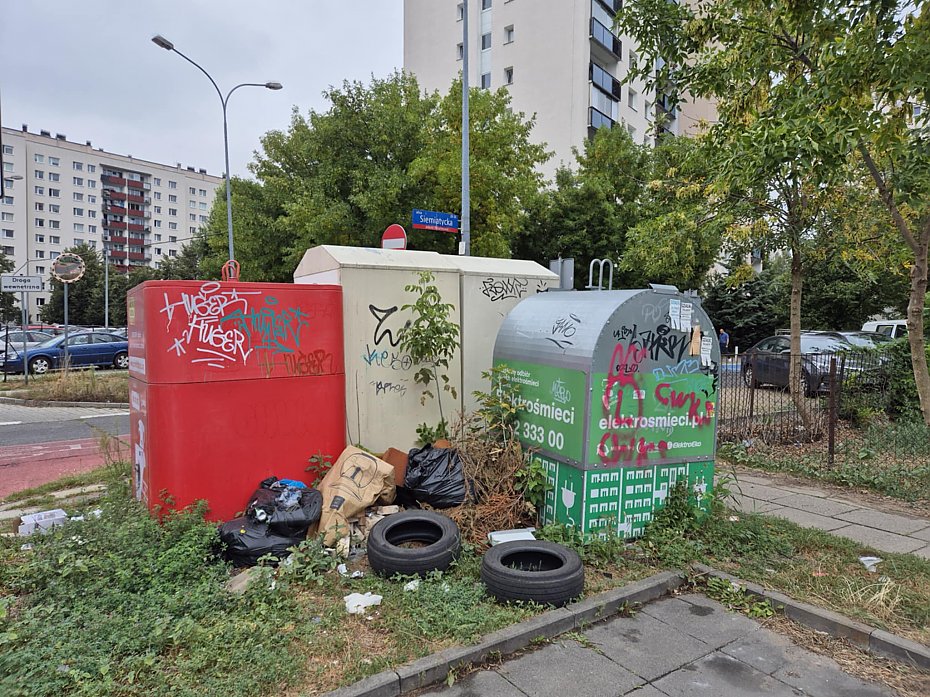 alt='mieci przy pojemnikach na ubrania. Radny: &quot;To wieczny problem&quot;'