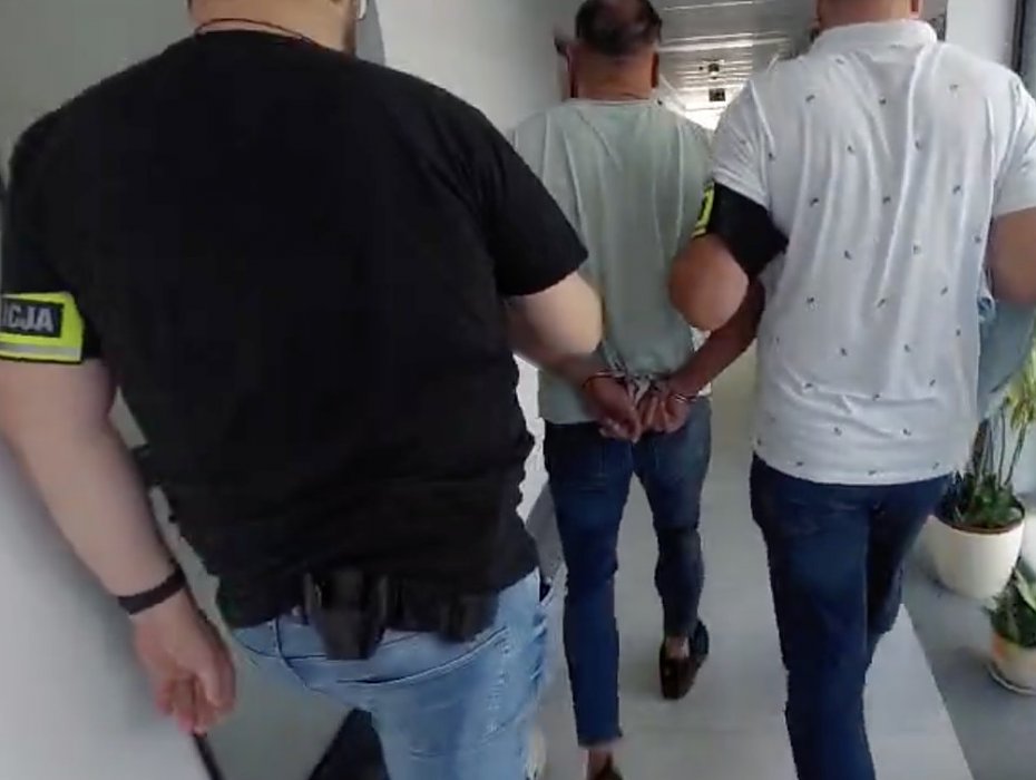 alt='Policja przeja 130 tysicy nielegalnych papierosw. Zatrzymano 39-latka'