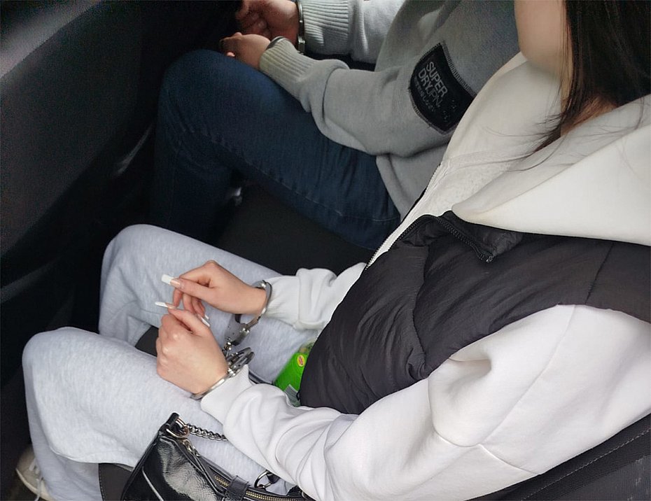 alt='Modzi ludzie w mercedesie. Mieli mefedron'