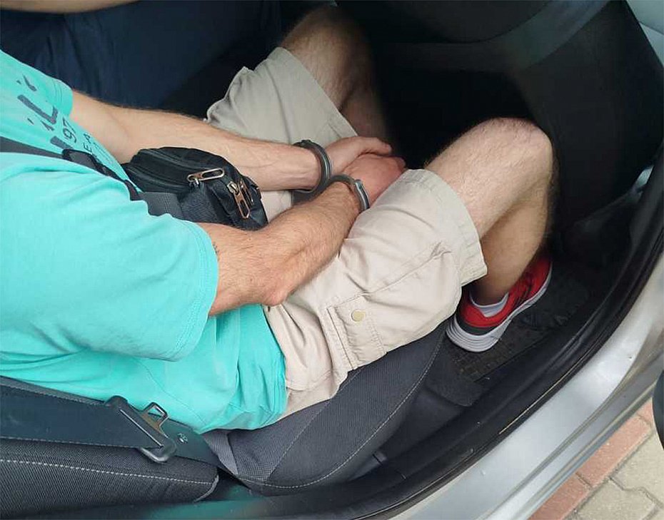 alt='Policjanci z Bielan zatrzymali 47-latka, bo... poczuli charakterystyczny zapach'
