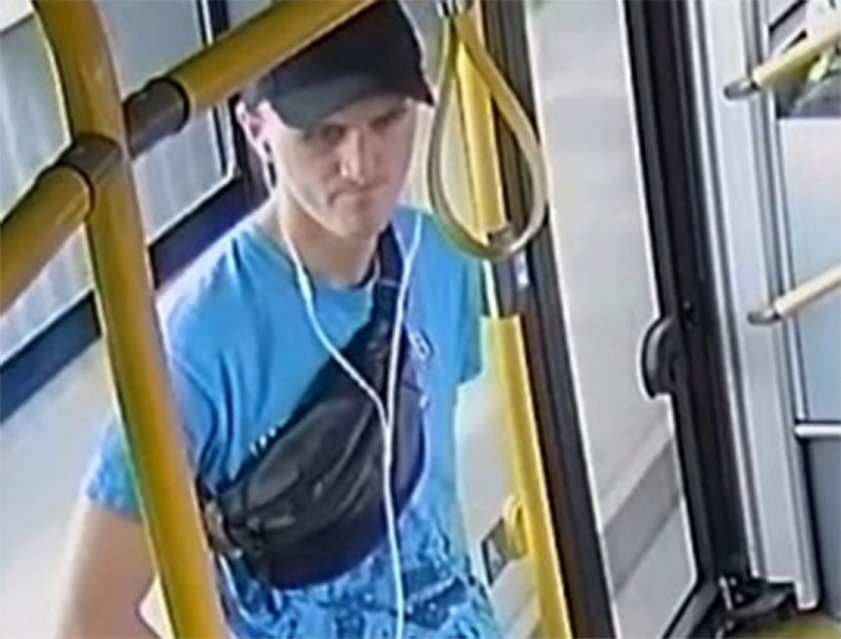 alt='Kradzie telefonu w autobusie 521. Policja publikuje zdjcia podejrzewanego'