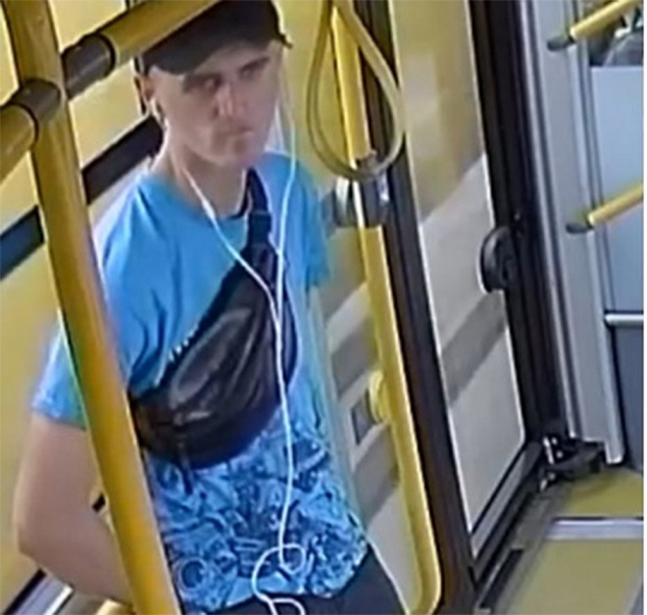 Kradzie telefonu w autobusie 521. Policja publikuje zdjcia podejrzewanego