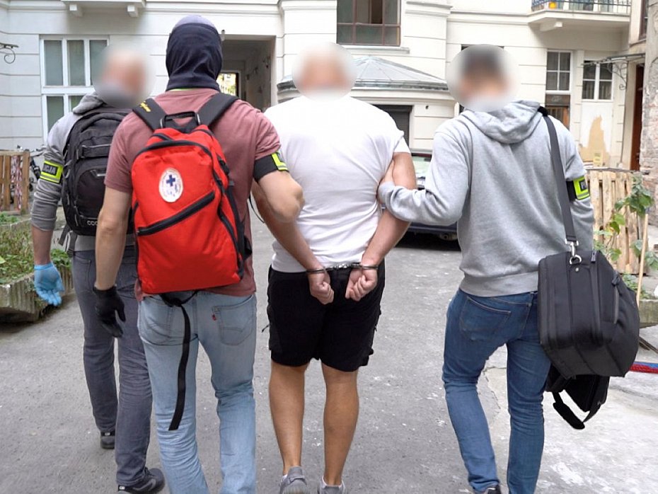 alt='Wpadli po p miliona. Policja rozbia gang wamywaczy'