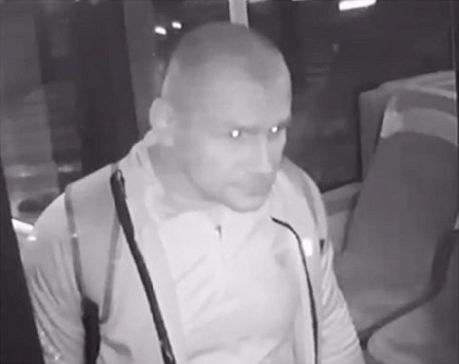 alt='Zaatakowa kierowc autobusu. Policja szuka tego mczyzny'