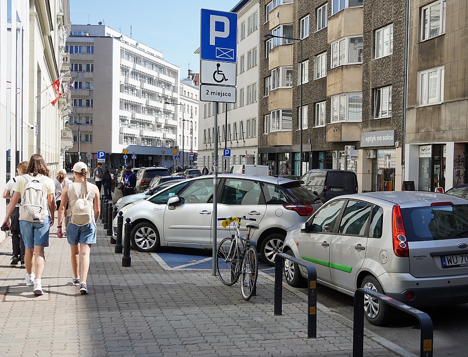 alt='Samochody na ciekach i wysepkach. Urzdnicy: &quot;Zgaszajcie na policj&quot;'