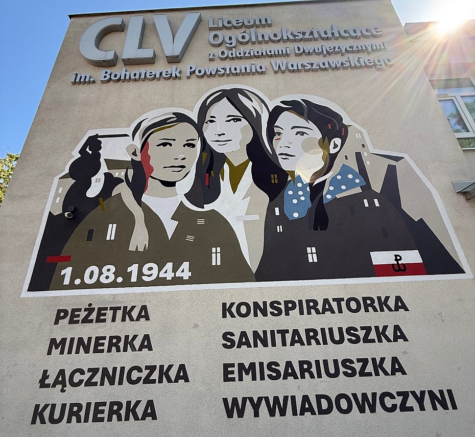 alt='Mural dla bohaterek Powstania Warszawskiego na Wierzbnie'