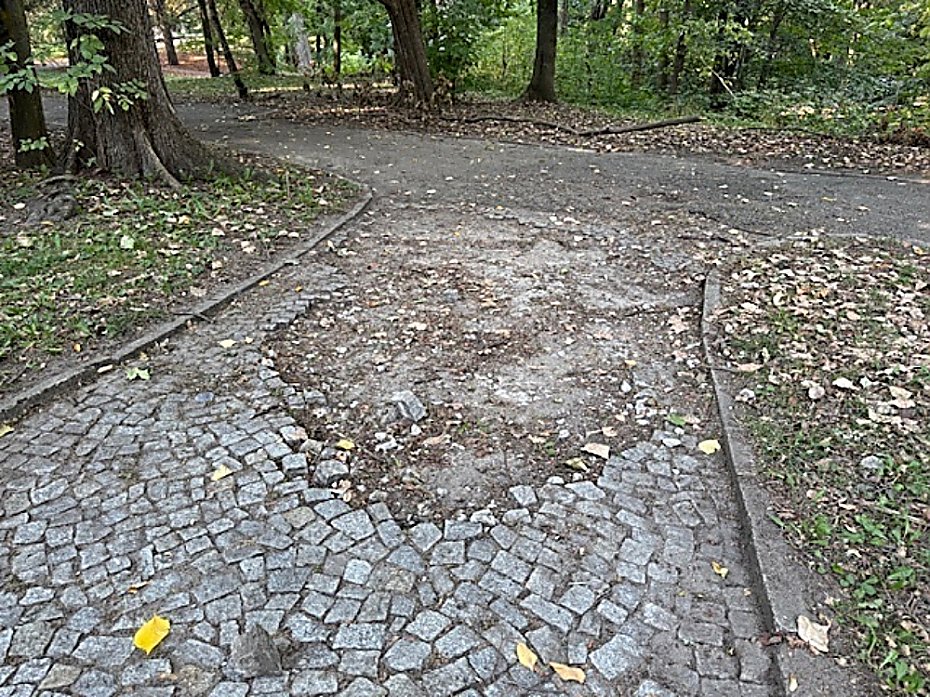 alt='Remont alejek w parku na Powilu. Po 70 latach'