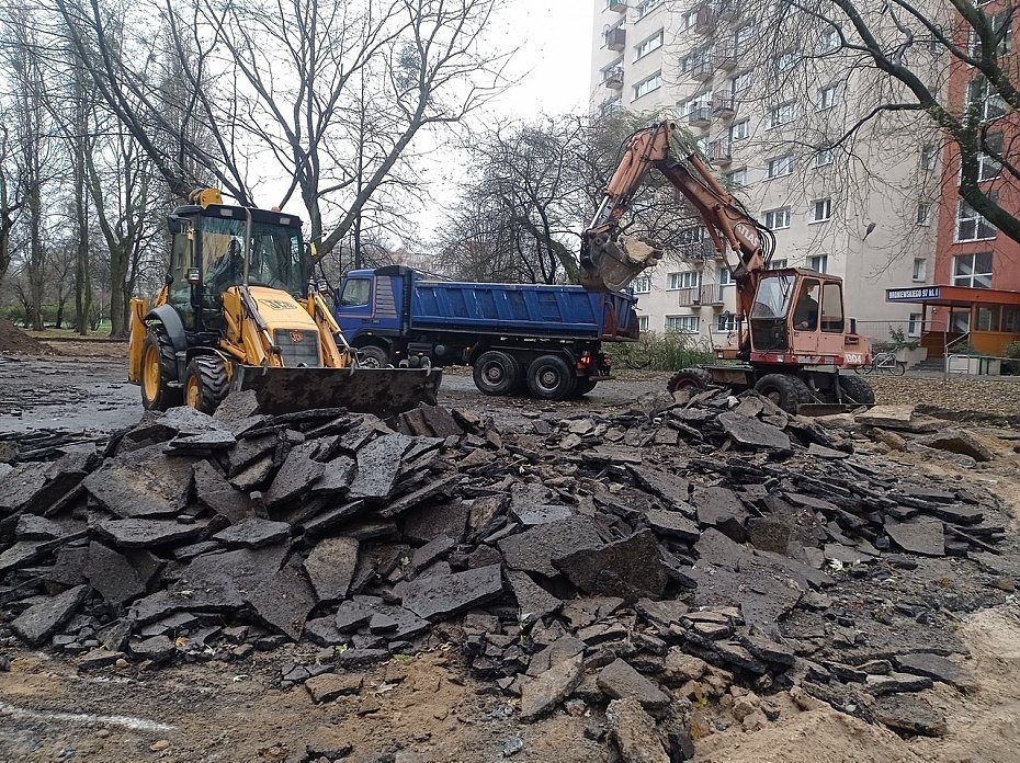 alt='Mniej betonu, wicej zieleni. Bielany odmieniaj podwrka'