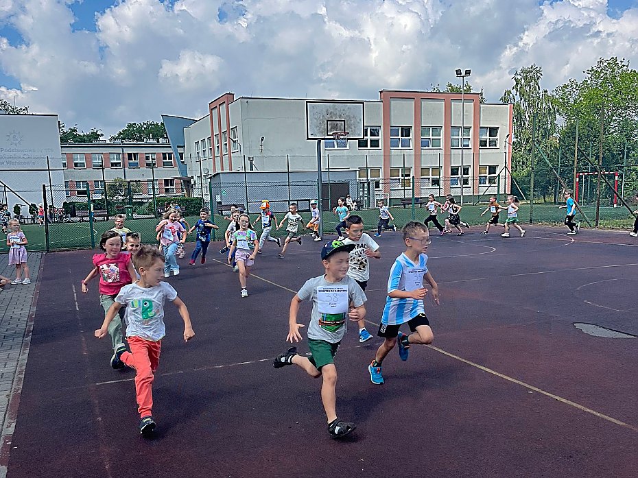 Nowe boisko i skocznia przy szkole na Przygodnej