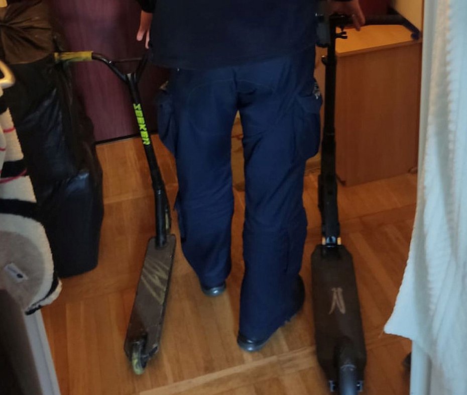 alt='Dzielnicowi z oliborza odzyskali skradzione hulajnogi'