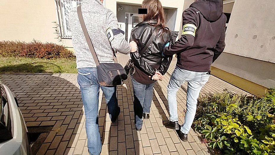 alt='Policyjny nalot na Pradze: zatrzymano dilera, jego pomocnika i klientw'
