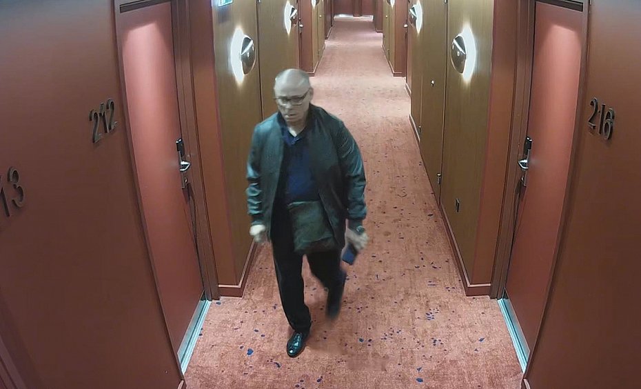 alt='Wszed do pokoju hotelowego i okrad goci'