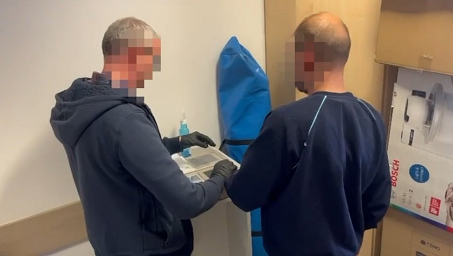 Oszust zatrzymany po wyudzeniu 9 tysicy i biuterii