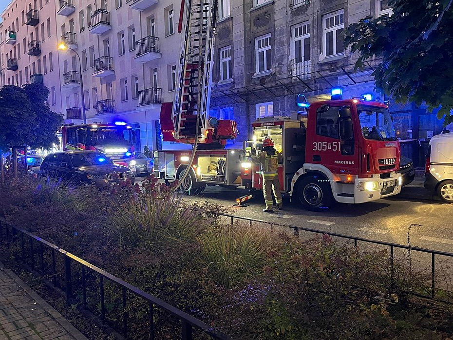 alt='Grony poar dachu w piciopitrowej kamienicy na Pradze Pnoc'
