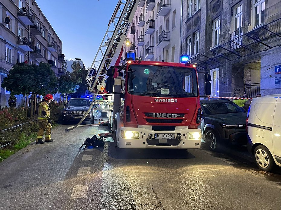 Grony poar dachu w piciopitrowej kamienicy na Pradze Pnoc
