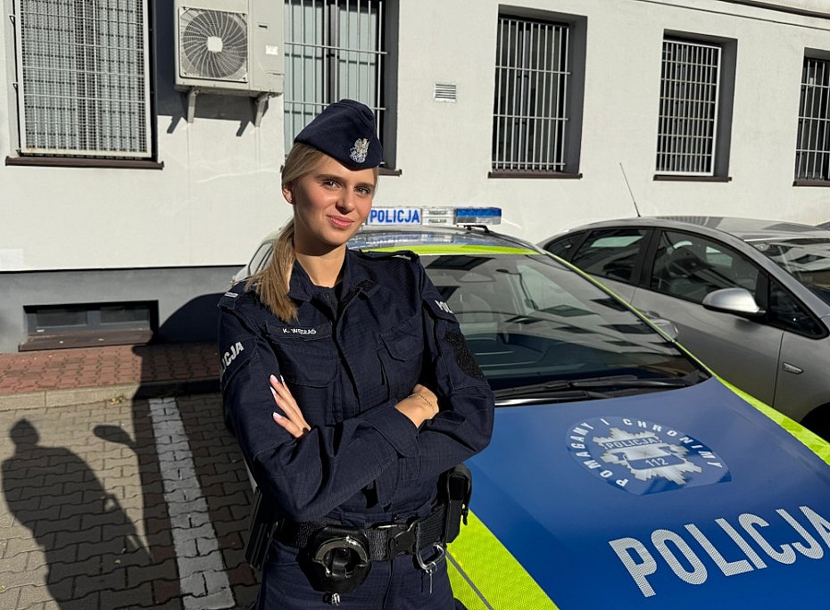alt='Staruszka czogaa si po pasach. Zauwaya j policjantka'