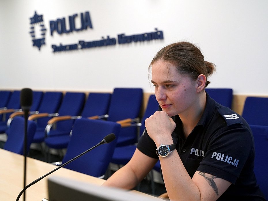 alt='Policjantka uratowaa kobiet na mocie lsko-Dbrowskim'