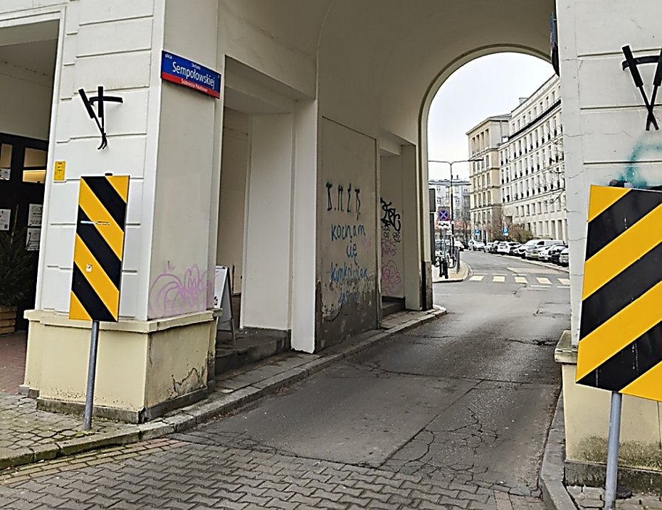 alt='Ogrd kieszonkowy przy Sempoowskiej. Ulica zmieni si nie do poznania'