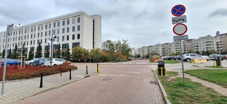 alt='Parking przy ratuszu nie dla mieszkańców. Urzędnicy mają pierwszeństwo'