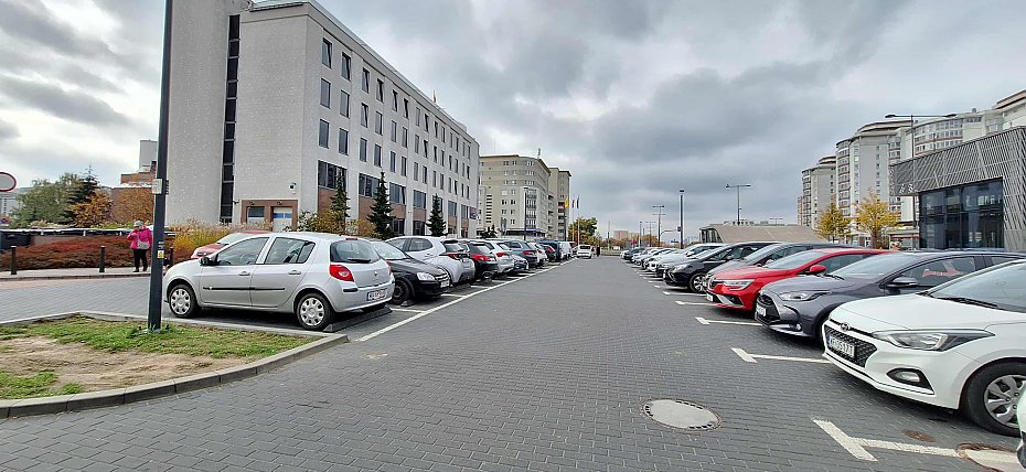 Parking przy ratuszu nie dla mieszkacw. Urzdnicy maj pierwszestwo