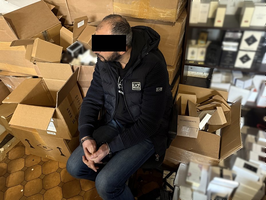 Policjanci rozbili magazyny z podrabianymi kosmetykami. Wartość towaru: 25 mln zł