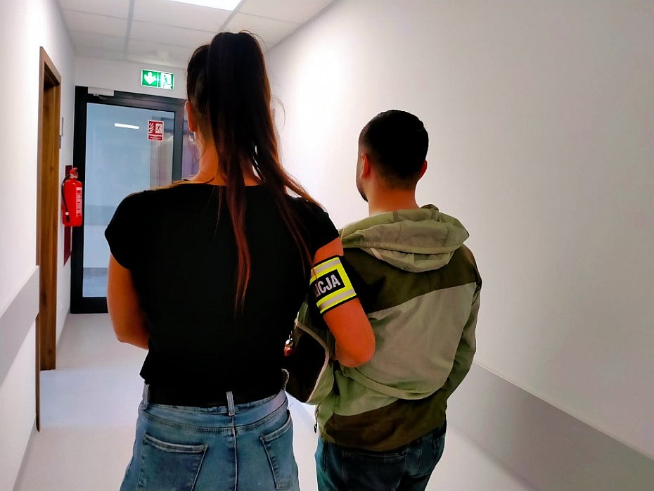 alt='Policjanci rozbili magazyny z podrabianymi kosmetykami. Wartość towaru: 25 mln zł'