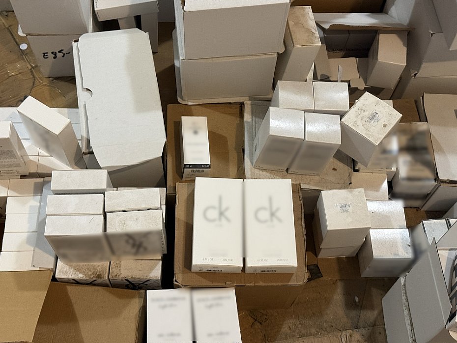 Policjanci rozbili magazyny z podrabianymi kosmetykami. Wartość towaru: 25 mln zł