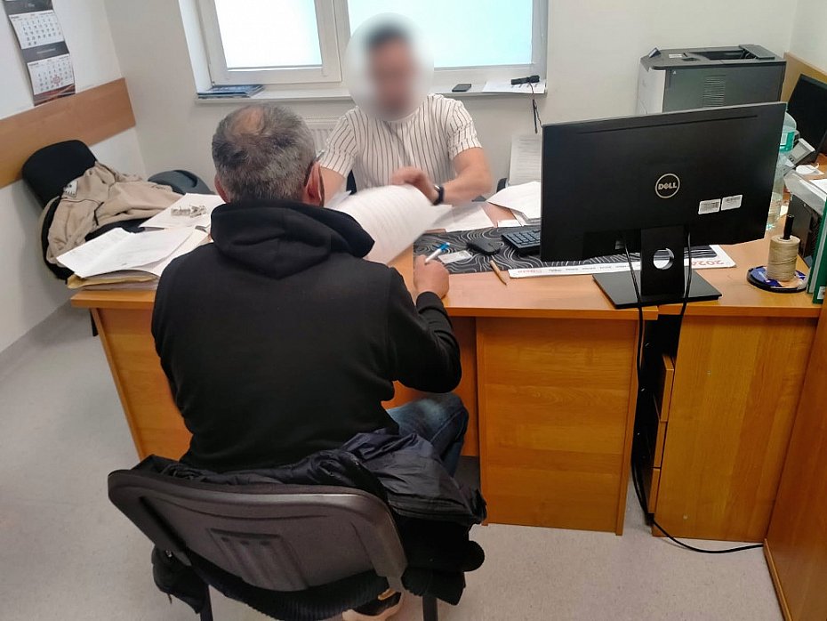 Policjanci rozbili magazyny z podrabianymi kosmetykami. Wartość towaru: 25 mln zł