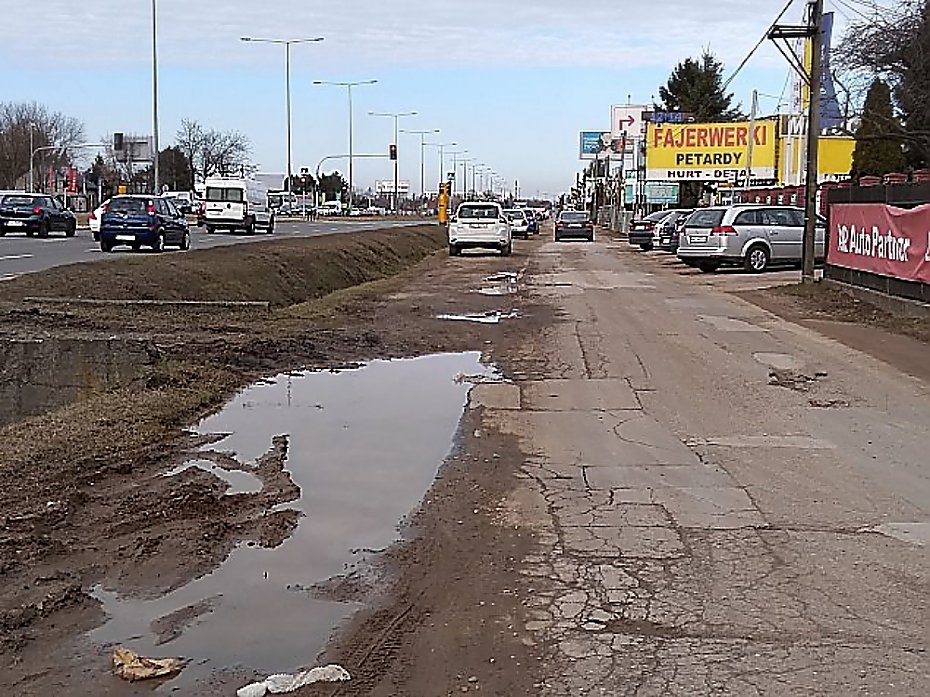 alt='"Mała Modlińska" od lat czeka na remont. Mieszkańcy mają dość'