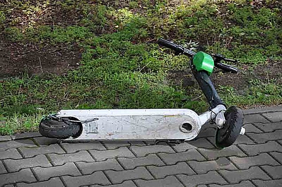 alt='Hulajnogi na cenzurowanym. Radna chce zakazu w parku Górczewska'