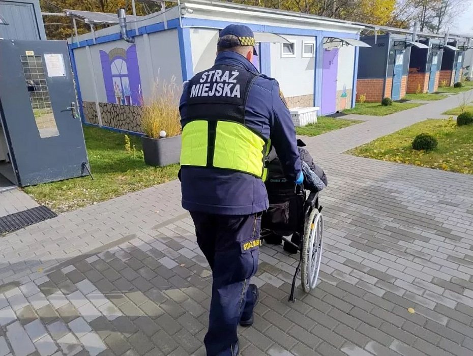 alt='Strażnicy miejscy uratowali bezdomnego przed wychłodzeniem'