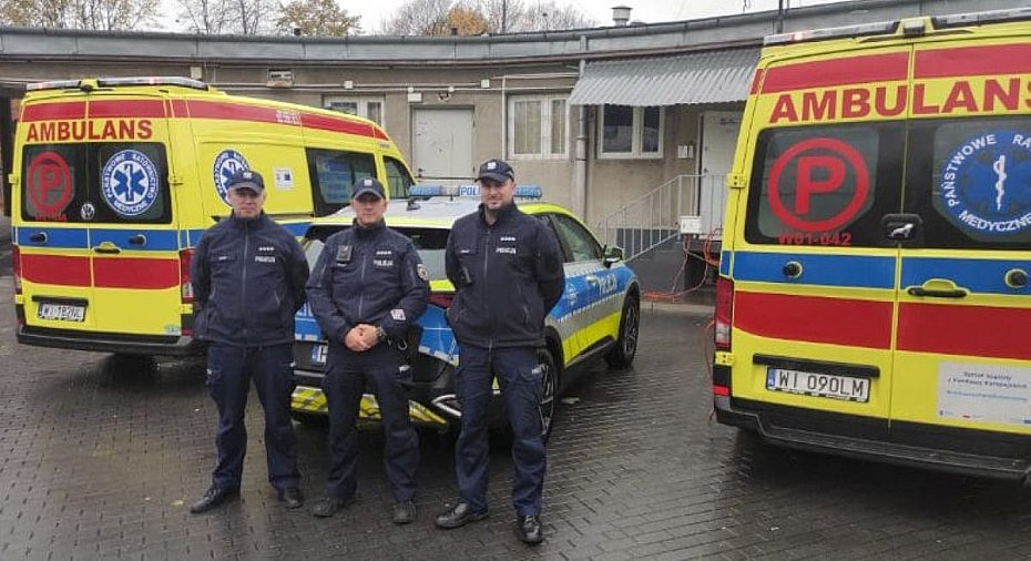 alt='Pomogli rodzcej kobiecie. Na sygnale eskortowali do szpitala'