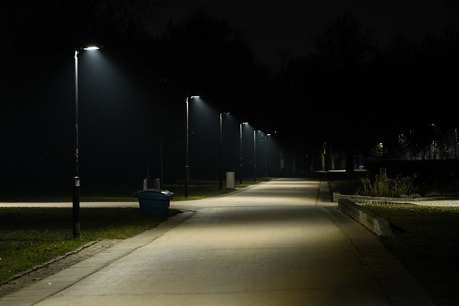 alt='"Ciemniej, jaśniej" w Warszawie. Test oświetlenia na Polu Mokotowskim'