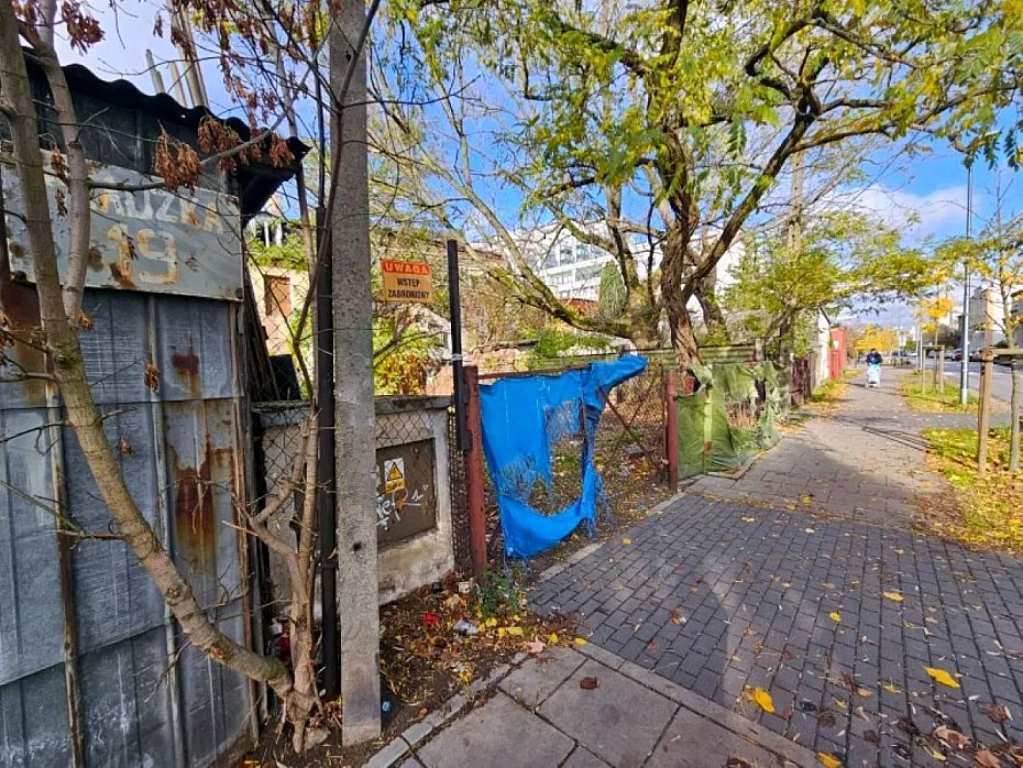 alt='Furtka pod napięciem. Strażnicy miejscy porażeni prądem'