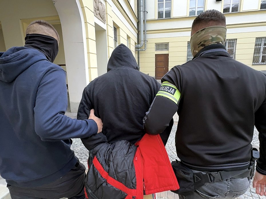 alt='Policja rozbiła gang złodziei samochodów. Zatrzymano osiem osób'