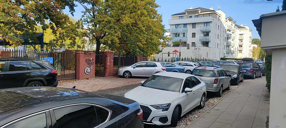 Wylali asfalt, zapomnieli o pieszych i dzieciach