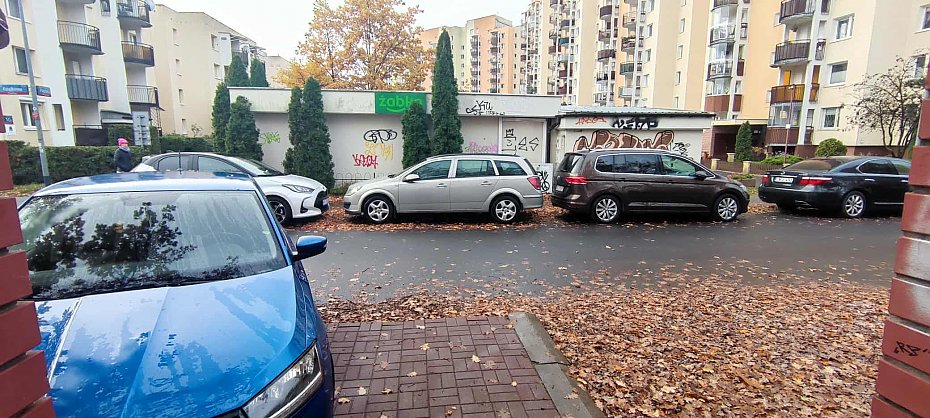 Wylali asfalt, zapomnieli o pieszych i dzieciach