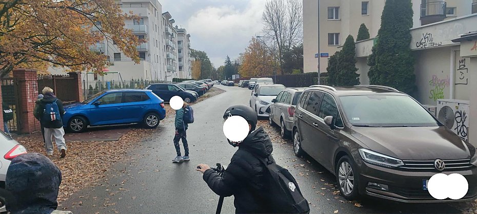 alt='Wylali asfalt, zapomnieli o pieszych i dzieciach'