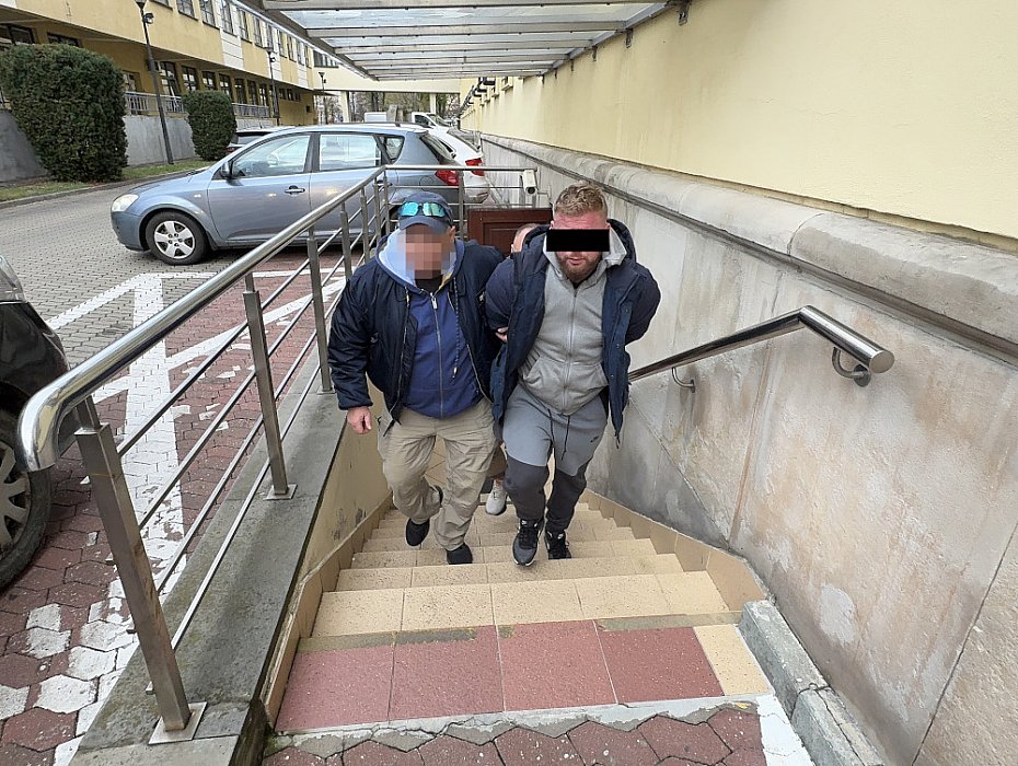 alt='Policjanci zatrzymali czterech mczyzn podejrzanych o handel narkotykami'