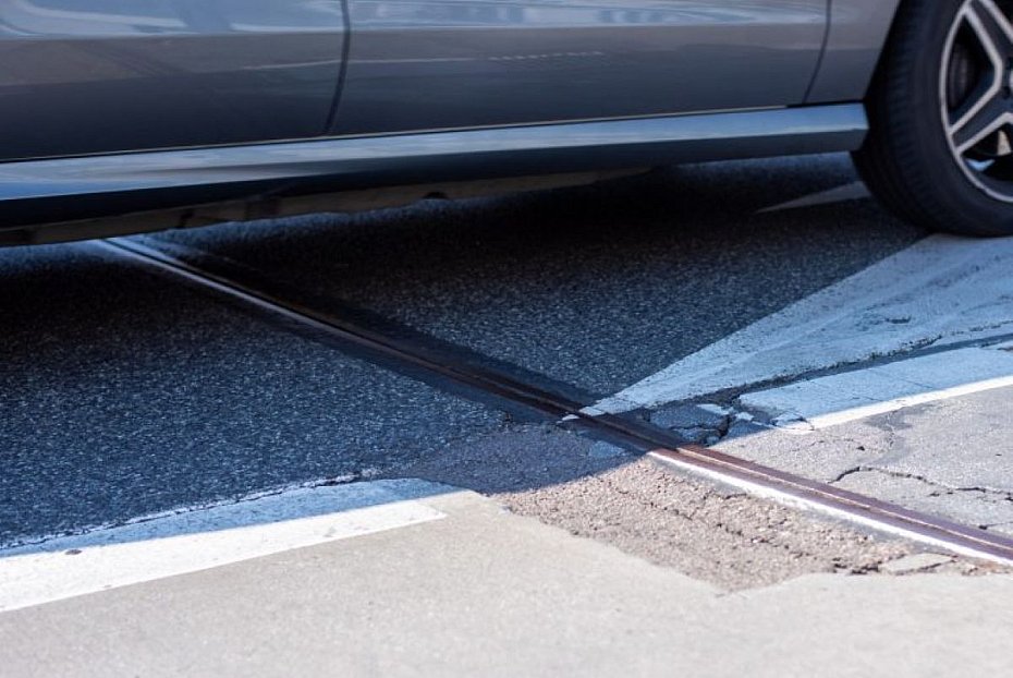 alt='Ruch wahadowy na Ostrdzkiej. Drogowcy wymieniaj dylatacje na mocie'