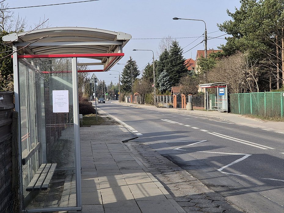 alt='Ruchliwa ulica w rozsypce. Brak odwodnienia, chodnikw i przejcia dla pieszych'