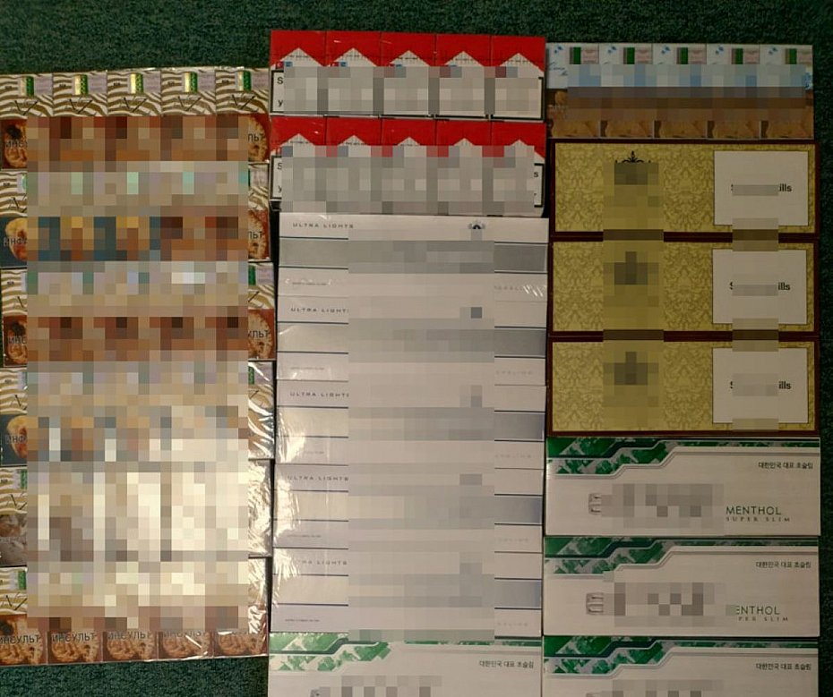 alt='Nielegalne papierosy na targowisku. Policjanci przechwycili kontraband'