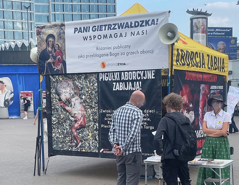 Drastyczne zdjcia przy stacji metra. Czy ratusz moe co z tym zrobi?