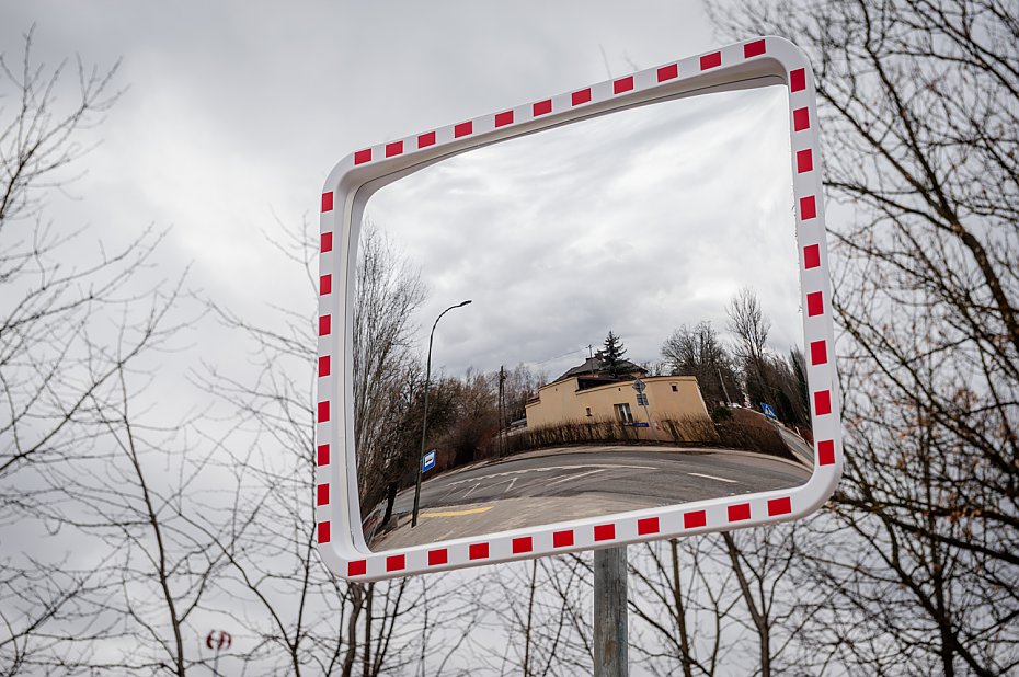 alt='Radna oczekuje montau lustra drogowego. Burmistrz nie widzi potrzeby'